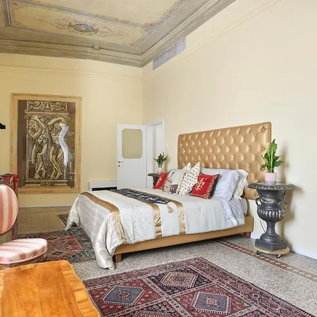Uffizi In The Heart Of Florencia